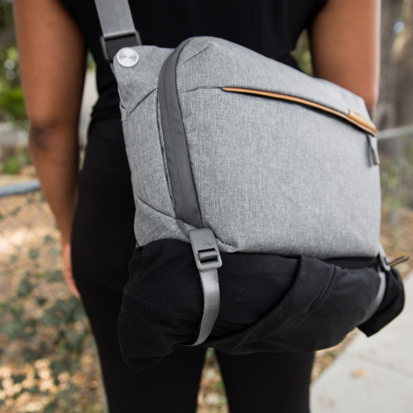 [REFURBISHED] Peak Design Everyday Sling V2 6 Liter - Ash (Hellgrau)