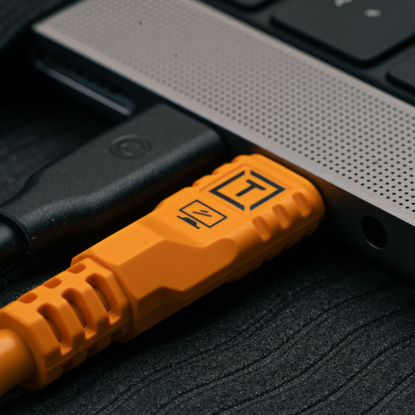 Tether Tools TetherPro Optima 10G Datenkabel mit TetherBoost USB-C rechtsgewinkelt - 1,8 m (Orange)