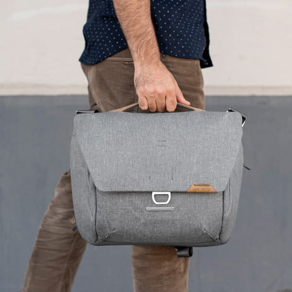 [REFURBISHED] Peak Design Everyday Messenger V2 13 Liter - Ash (Hellgrau)