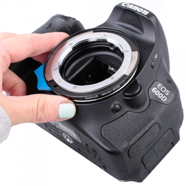 Quenox Adapter für Nikon F-Objektiv an Canon-EOS-Kamera - mit Blendenschieber