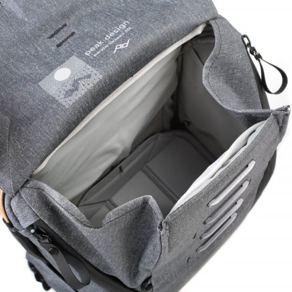 Peak Design Everyday Backpack 20 Liter v2 Charcoal Limited Bundle (inkl. LitraTorch 2.0)